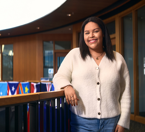 Une femme aux cheveux longs sourit à la caméra